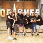 Belén Mora Instagram – En Top Chef ustedes conocieron a Sergi, Benja, Fernanda y Cristian. Y nos conocieron a nosotros, vivieron nuestro proceso, se alegraron por nuestros triunfos y sufrieron con nuestros fracasos.
Pero los que estan en esta foto son OTRA COSA: son quienes nos hicieron clases, quienes probaron nuestras preparaciones, quienes nos retaban , nos bajaban el ego, nos pegaban una palmadita en la espalda cuando estabamos achacados, los que respondian nuestras preguntas freneticas e histericas en SUS momentos de descanso. Los que JAMAS nos pusieron una mala cara y siempre se dieron el tiempo de escucharnos, porque se daban cuenta que nos importaba la cocina. 
David, David junior, Ramon, Stephi, Joako chanchito de mama, Migue, TOMAAAAS jajaja. A ustedes gracias y perdon por todo. 
Gracias por aguantar que ensuciaramos trescientas ollas y mil platos para hacer un puto pure que mas encima nos quedaba malo. Los llevo en el corazon ❤️.
@chvcocina tienen el dream team de la produccion gastronomica. OJO AHÍ ☝🏻
@ramonchavarria 
@stephii_calderon 
@joacko.ariass 
@miky.ariass_ncs 
@tolchef 
@delegendof.pizza
