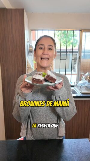 Belén Mora Instagram - Esta receta es muy especial para mi! Fue de las primeras recetas que aprendi cuando chica y ademas fue parte de mi postre en la final de Top Chef Vip. Mi mama, hasta el dia de hoy, es de esas mamas que siempre prepara algo dulce. Como somos 5 hermanos, siempre habia niños en la casa. Y hoy decido honrarla compartiendo la receta con ustedes. Feliz dia mamá! Por todo el amor qur nos has entregado no sólo a nosotros tus hijos, sino a cada amigo que llevamos a la casa, fuiste una mama para ellos y hasta hoy te aman y extrañan tus brownies! 

Jueguensela y preparensela a sus mamás y mañana coman brownies de desayuno ❤️

Receta
- 3 huevos grandes 
- 250 grs azucar flor
-200 grs chocolate semi amargo
- 200 grs mantequilla
- 230 grs harina
- 90 grs cacao amargo
- 1 cdta polvos de hornear
- 1/2 cdta sal.