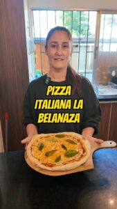 Belén Mora Instagram - Lo que tanto me pidieron! Pizza - 350 grs harina ( sin polvos) - 220 ml agua - 5 g levadura - 6 g sal - chorrazo de aceite de oliva. Amasala a mano 10-15 min o en amasadora 8 minutos y dejala reposar el tiempo que quieras ( minimo 30 min) Al horno fuerte al maximo con todo por 12-15 minutos o hasta que veas que los bordes estan doraditos y el queso chirriando Si le pones albahaca o rucula, lo pones cuando la saques del horno. Cualquier pregunta escriba aca abajito ! ⬇️⬇️⬇️