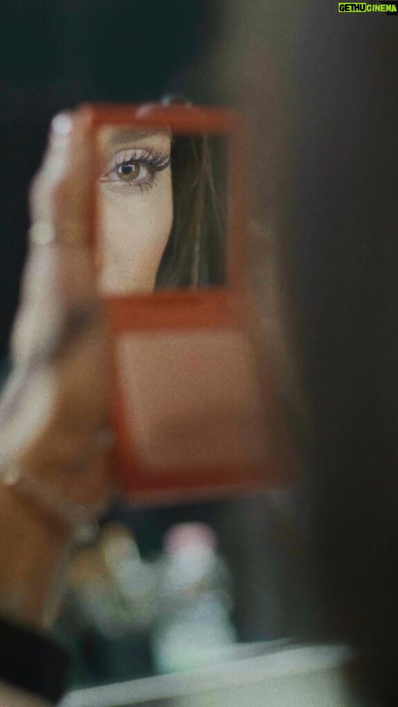 Belén Rodríguez Instagram - Quando ti guardi allo specchio, cosa vedi? Io vedo ancora quella chica di Buenos Aires piena di passione che si diverte a truccare le sue amiche prima di uscire la sera 💋 #Rebeya #BeautyLibre #Makeup #SelfBeauty