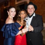 Belén Soto Instagram - Ganamos! Ganamos mejor documental internacional en Holanda en European Union Film Festival por “Powerful Women” entre 2000 proyectos presentados. Nuestro décimo premio. No saben mi emoción. Este reconocimiento internacional, nos llena el alma para seguir realizando lo que tanto nos apasiona y poder seguir visibilizando increíbles historias. Gracias a todo mi equipo, a mi amigo y socio @gonzaloruiz y a nuestra querida protagonista @padmad_ke que nos acompañó en la premiación. Gracias gracias! Dress @sebastiandelrealossa