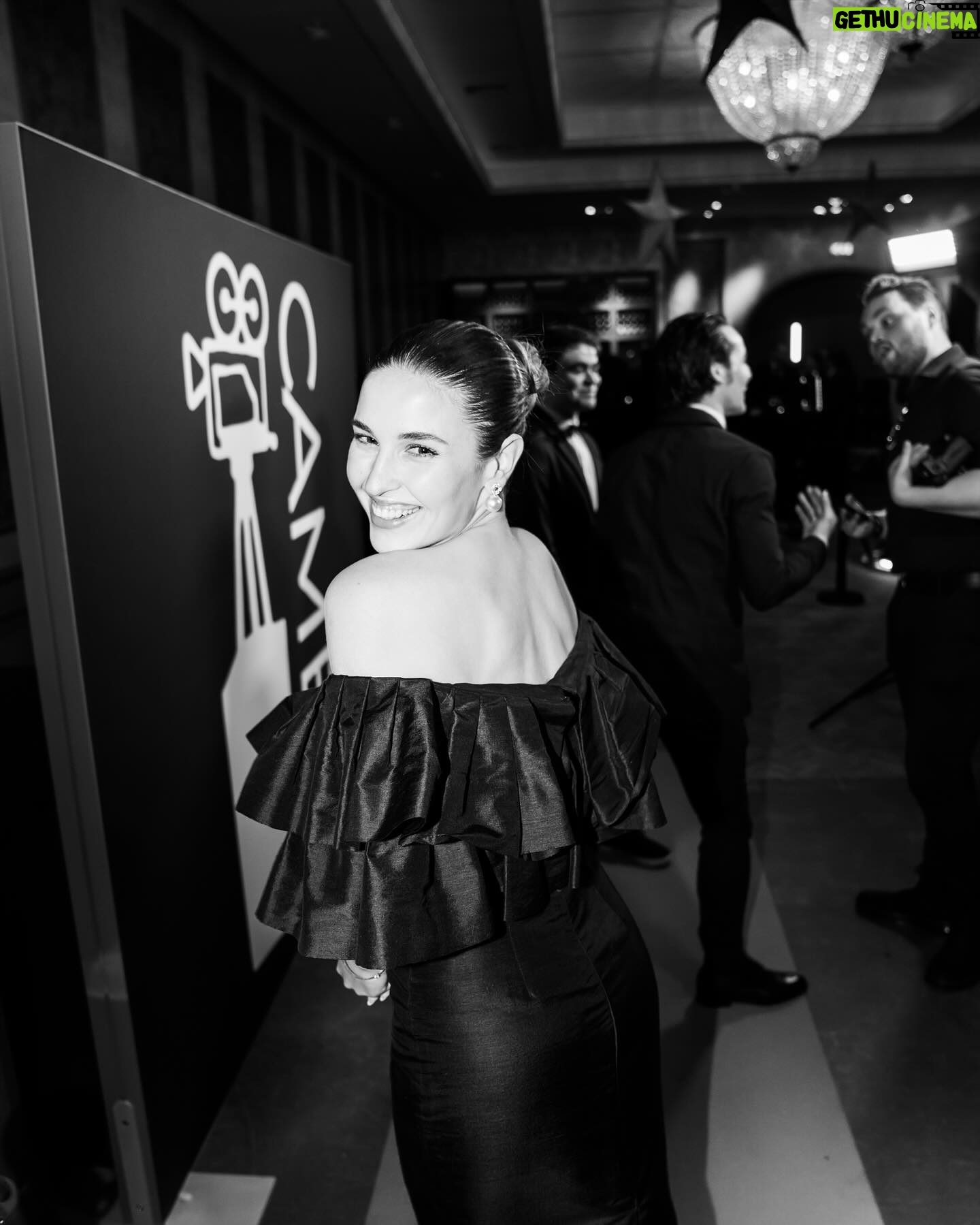 Belén Soto Instagram - Ganamos! Ganamos mejor documental internacional en Holanda en European Union Film Festival por “Powerful Women” entre 2000 proyectos presentados. Nuestro décimo premio. No saben mi emoción. Este reconocimiento internacional, nos llena el alma para seguir realizando lo que tanto nos apasiona y poder seguir visibilizando increíbles historias. Gracias a todo mi equipo, a mi amigo y socio @gonzaloruiz y a nuestra querida protagonista @padmad_ke que nos acompañó en la premiación. Gracias gracias! Dress @sebastiandelrealossa