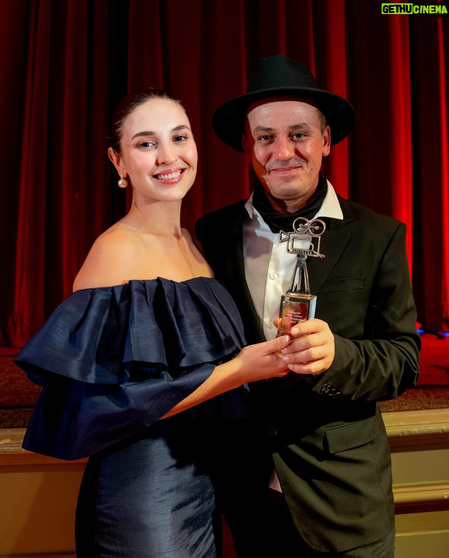 Belén Soto Instagram - Ganamos! Ganamos mejor documental internacional en Holanda en European Union Film Festival por “Powerful Women” entre 2000 proyectos presentados. Nuestro décimo premio. No saben mi emoción. Este reconocimiento internacional, nos llena el alma para seguir realizando lo que tanto nos apasiona y poder seguir visibilizando increíbles historias. Gracias a todo mi equipo, a mi amigo y socio @gonzaloruiz y a nuestra querida protagonista @padmad_ke que nos acompañó en la premiación. Gracias gracias! Dress @sebastiandelrealossa