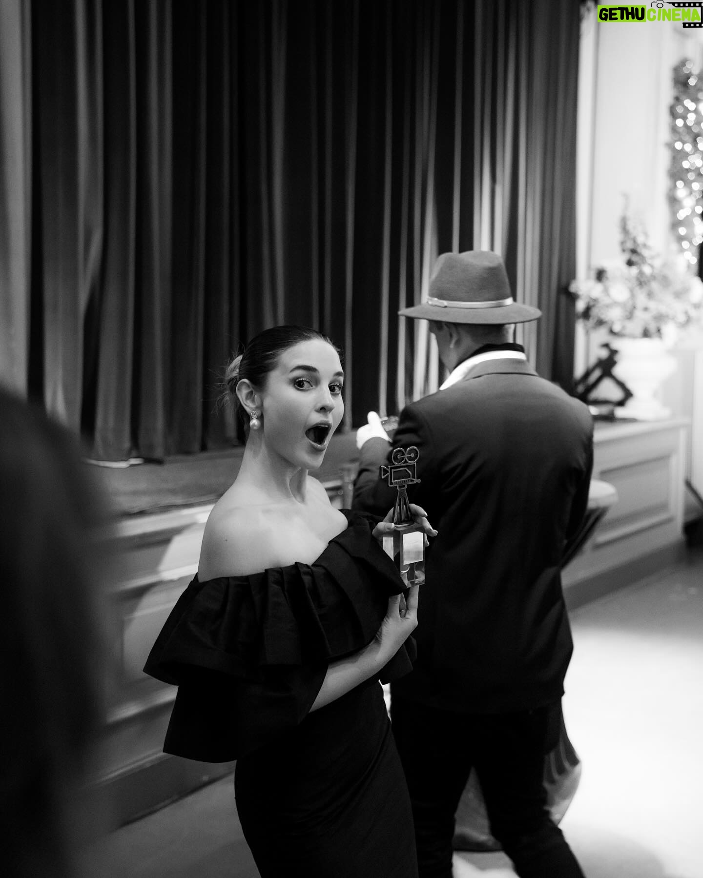 Belén Soto Instagram - Ganamos! Ganamos mejor documental internacional en Holanda en European Union Film Festival por “Powerful Women” entre 2000 proyectos presentados. Nuestro décimo premio. No saben mi emoción. Este reconocimiento internacional, nos llena el alma para seguir realizando lo que tanto nos apasiona y poder seguir visibilizando increíbles historias. Gracias a todo mi equipo, a mi amigo y socio @gonzaloruiz y a nuestra querida protagonista @padmad_ke que nos acompañó en la premiación. Gracias gracias! Dress @sebastiandelrealossa