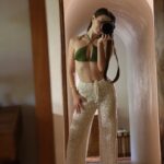 Belén Soto Instagram - Viajar, comer, conectar, y pasarla bien a solas. Algo que antes quizás me daba vergüenza de realizar, y de hacer planes conmigo misma. Justamente se los contaba hace unos días a través de mis stories. Cuando antes me parecía extraño, hoy cada día lo disfruto más, pero por sobre todo, porque estoy aprendiendo a hacerlo. Le tenía mucho miedo a la soledad. Estoy aprendiendo a entrar en mi mundo, en mi reflexión y a escucharme a mí misma. A pasar mucho tiempo a solas conmigo. “Conectar”. En este momento, en un restaurante comiendo sola con mis audífonos, mi música, un buen libro y ya.. El verdadero equilibrio en la vida es el amor propio. Salud por eso.