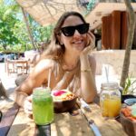 Belén Soto Instagram - Viajar, comer, conectar, y pasarla bien a solas. Algo que antes quizás me daba vergüenza de realizar, y de hacer planes conmigo misma. Justamente se los contaba hace unos días a través de mis stories. Cuando antes me parecía extraño, hoy cada día lo disfruto más, pero por sobre todo, porque estoy aprendiendo a hacerlo. Le tenía mucho miedo a la soledad. Estoy aprendiendo a entrar en mi mundo, en mi reflexión y a escucharme a mí misma. A pasar mucho tiempo a solas conmigo. “Conectar”. En este momento, en un restaurante comiendo sola con mis audífonos, mi música, un buen libro y ya.. El verdadero equilibrio en la vida es el amor propio. Salud por eso.