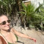 Belén Soto Instagram - Viajar, comer, conectar, y pasarla bien a solas. Algo que antes quizás me daba vergüenza de realizar, y de hacer planes conmigo misma. Justamente se los contaba hace unos días a través de mis stories. Cuando antes me parecía extraño, hoy cada día lo disfruto más, pero por sobre todo, porque estoy aprendiendo a hacerlo. Le tenía mucho miedo a la soledad. Estoy aprendiendo a entrar en mi mundo, en mi reflexión y a escucharme a mí misma. A pasar mucho tiempo a solas conmigo. “Conectar”. En este momento, en un restaurante comiendo sola con mis audífonos, mi música, un buen libro y ya.. El verdadero equilibrio en la vida es el amor propio. Salud por eso.