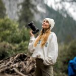 Belén Soto Instagram - Moverte de donde no estás cómoda: no es un fracaso, es valentía. Y aquí estoy, permitiéndome disfrutar de lo que amo. 🎬🤍🪵🌳📸