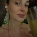 Belén Soto Instagram - Viajar, comer, conectar, y pasarla bien a solas. Algo que antes quizás me daba vergüenza de realizar, y de hacer planes conmigo misma. Justamente se los contaba hace unos días a través de mis stories. Cuando antes me parecía extraño, hoy cada día lo disfruto más, pero por sobre todo, porque estoy aprendiendo a hacerlo. Le tenía mucho miedo a la soledad. Estoy aprendiendo a entrar en mi mundo, en mi reflexión y a escucharme a mí misma. A pasar mucho tiempo a solas conmigo. “Conectar”. En este momento, en un restaurante comiendo sola con mis audífonos, mi música, un buen libro y ya.. El verdadero equilibrio en la vida es el amor propio. Salud por eso.