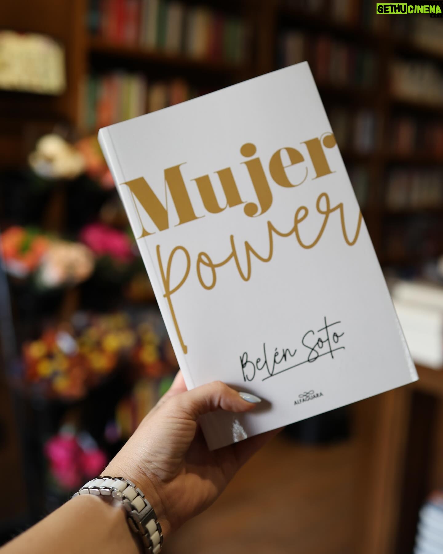 Belén Soto Instagram - ¡ES OFICIAL! Mujer Power ya se encuentra disponible en todo Estados Unidos 🇺🇸🤍📖 un sueño más hecho realidad. No tengo palabras para describir la emoción que se siente llegar hasta acá. Gracias por creer y confiar en mí. Gracias a todo mi equipo que está por detrás. Gracias a mi editorial Penguin Random House y gracias a cada uno de ustedes. Ya lo pueden encontrar en Books & Books, Barnes & Noble y Amazon. 📖
