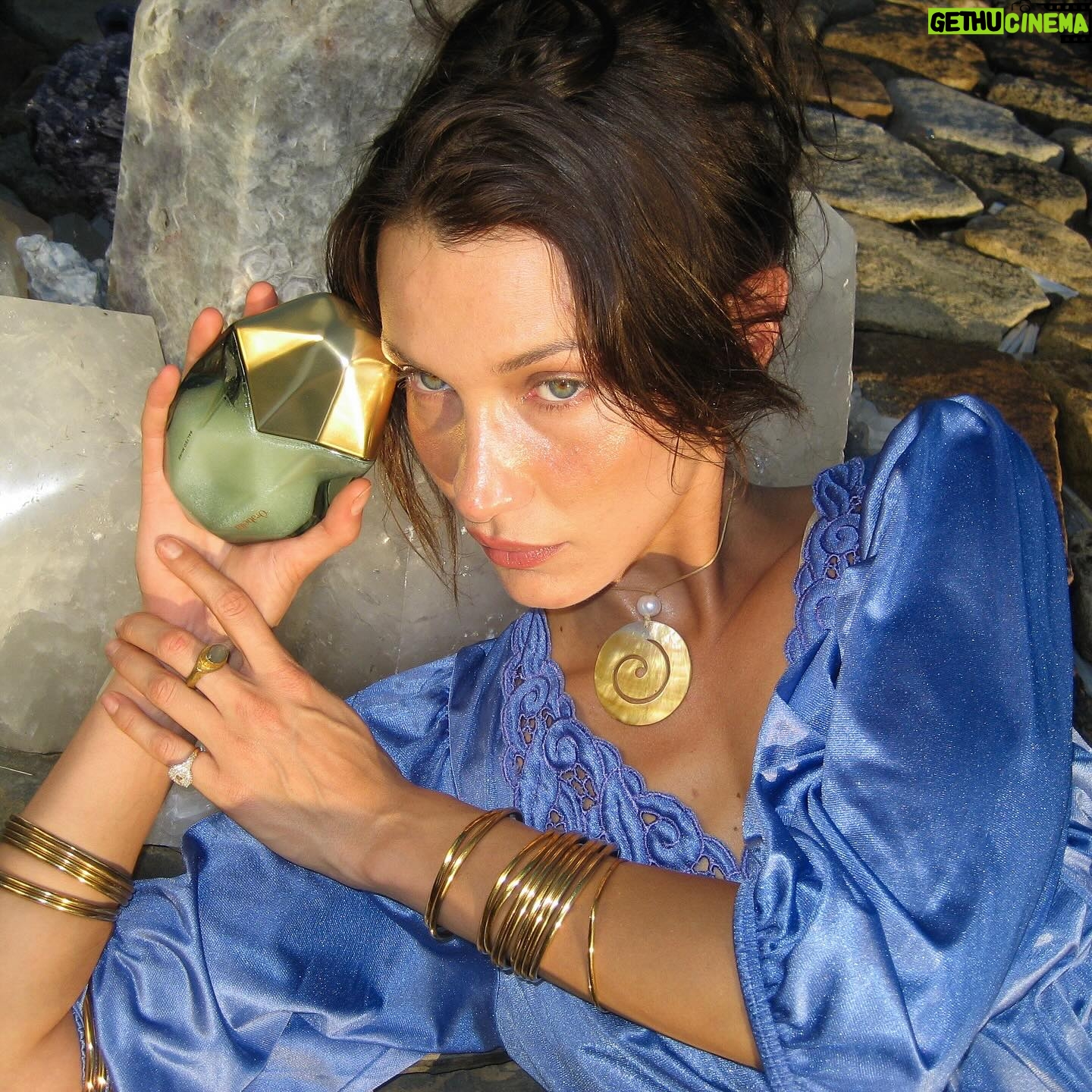 Bella Hadid Instagram - A magnet for the life you want to attract 🌀 WINDOW2SOUL🌹 TOP: jasmine // MIDDLE: rose // BASE: tonka bean SALTED MUSE 🌊 TOP: sea salt // MIDDLE: olive tree // BASE: cedarwood BLOOMING FIRE 🔥 TOP: bergamot // MIDDLE: monoi // BASE: patchouli  🌀 SHAKE TO ACTIVATE