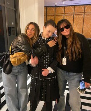 Bella Ramsey Instagram - MET in @thombrowne 🤍📸

Ty @instagram @voguemagazine @mrfabioimmediato @bykileyfitz @pircillapae @veronicaplohoros @shmalexkahn @alexatombs @georgiedavies12 🦋