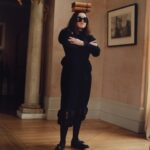 Bella Ramsey Instagram – Books are supposed to go on heads and Bella’s are supposed to go on postboxes and glasses are supposed to go on books on heads and then there’s a tortoise. Thank you Vanity Fair and friends. 🐢🙆🏻🎩📚🕶️