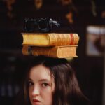 Bella Ramsey Instagram – Books are supposed to go on heads and Bella’s are supposed to go on postboxes and glasses are supposed to go on books on heads and then there’s a tortoise. Thank you Vanity Fair and friends. 🐢🙆🏻🎩📚🕶️