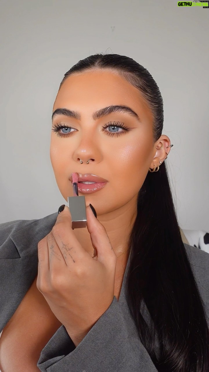 Belle Hassan Instagram - π The Perfect Pink π My absolute favourite lip combo π©· @plouise_makeup_academy temptation liner @hauslabs macaron gloss @hudabeauty sugar baby fauxfiller gloss #lipcombo #liptutorual #lipliner #lipstick #lipgloss #hudabeauty #plouise #hauslabs #makeuptutorial