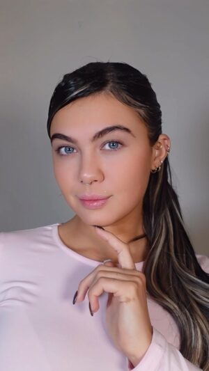 Belle Hassan Instagram - Makeup removal 🫧