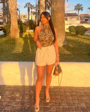 Belle Hassan Instagram - Unedited holiday pics are my fave ☀️🤍 

Swipe for outfit 🐆