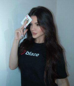 Belle Longwell Instagram - rainha de copas @blazejogue 🃏 os jogos são somente para maiores de 18 anos, divirtam-se com responsabilidade!! #publi
