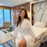 Belle Longwell Instagram - Finalmente o grande dia! Fiz a minha cirurgia no @blanc.hospital e foi tudo perfeito! 💙 Depois de muito tempo e muita pesquisa achei o melhor hospital com foco cirúrgico de São Paulo onde me senti mais que confiante para fazer a minha lipoaspiração! Gostaria de agradecer aos profissionais que cuidaram tão bem de mim, me senti totalmente segura e acolhida! Além do zelo pelo paciente, eu fiquei maravilhada com a estrutura impecável do hospital! Blanc, muito obrigada!