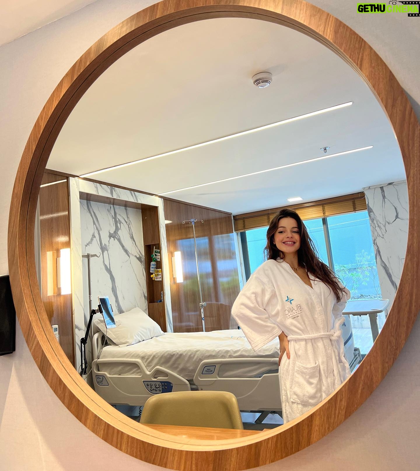 Belle Longwell Instagram - Finalmente o grande dia! Fiz a minha cirurgia no @blanc.hospital e foi tudo perfeito! 💙 Depois de muito tempo e muita pesquisa achei o melhor hospital com foco cirúrgico de São Paulo onde me senti mais que confiante para fazer a minha lipoaspiração! Gostaria de agradecer aos profissionais que cuidaram tão bem de mim, me senti totalmente segura e acolhida! Além do zelo pelo paciente, eu fiquei maravilhada com a estrutura impecável do hospital! Blanc, muito obrigada!