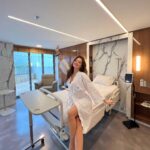 Belle Longwell Instagram - Finalmente o grande dia! Fiz a minha cirurgia no @blanc.hospital e foi tudo perfeito! 💙 Depois de muito tempo e muita pesquisa achei o melhor hospital com foco cirúrgico de São Paulo onde me senti mais que confiante para fazer a minha lipoaspiração! Gostaria de agradecer aos profissionais que cuidaram tão bem de mim, me senti totalmente segura e acolhida! Além do zelo pelo paciente, eu fiquei maravilhada com a estrutura impecável do hospital! Blanc, muito obrigada!