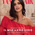 Benedetta Porcaroli Instagram - In questo periodo storico «cerco di immedesimarmi nel prossimo, di avere cura e gentilezza. Soprattutto, cerco di risparmiare un po’ di violenza al mondo». @bennipi, cover star del nuovo numero di Vanity Fair (al cinema con Amanda dal13 ottobre e Il colibrì dal 14 ottobre), nell’intervista di @raffaelepanizza ci parla di gentilezza e di amore: «Un’esperienza che apre strade, ti fa entrare in zone ingarbugliate e nascoste, scioglie e stringe nodi, e appartiene a un altro mondo. E che dopo, non torni più a essere la stessa persona che eri prima».  Benedetta Porcaroli, 24 anni, fotografata da @josephcardoofficial Abito in seta, @Gucci. Collana Iconica in oro rosa e diamanti, @Pomellato. Servizio @GaiaFraschini. Fashion Assistant @gretatede Make-up @nikipinna @SimoneBelliMakeup. Hair @BeppedEliaofficial @Beautick_official using l’Oreal Professionnel. Thanks to @gerinaproduction Producer @marinamoretti64