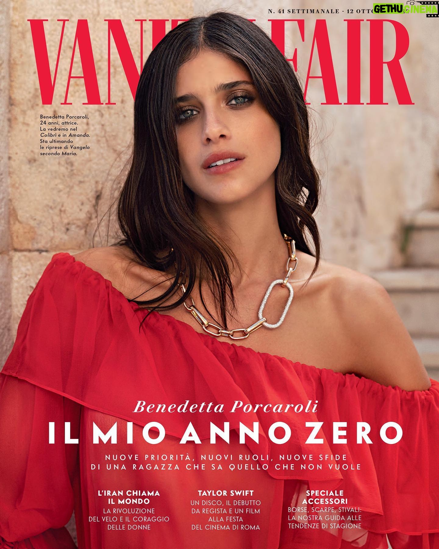 Benedetta Porcaroli Instagram - In questo periodo storico «cerco di immedesimarmi nel prossimo, di avere cura e gentilezza. Soprattutto, cerco di risparmiare un po’ di violenza al mondo». @bennipi, cover star del nuovo numero di Vanity Fair (al cinema con Amanda dal13 ottobre e Il colibrì dal 14 ottobre), nell’intervista di @raffaelepanizza ci parla di gentilezza e di amore: «Un’esperienza che apre strade, ti fa entrare in zone ingarbugliate e nascoste, scioglie e stringe nodi, e appartiene a un altro mondo. E che dopo, non torni più a essere la stessa persona che eri prima». Benedetta Porcaroli, 24 anni, fotografata da @josephcardoofficial Abito in seta, @Gucci. Collana Iconica in oro rosa e diamanti, @Pomellato. Servizio @GaiaFraschini. Fashion Assistant @gretatede Make-up @nikipinna @SimoneBelliMakeup. Hair @BeppedEliaofficial @Beautick_official using l’Oreal Professionnel. Thanks to @gerinaproduction Producer @marinamoretti64