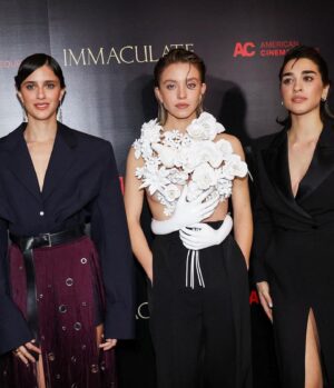Benedetta Porcaroli Instagram - 🕷️ Immaculate 🕷️
LA premiere 

Special thanks @prada styling @peggyrice 
 @pomellato #adv