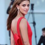 Benedetta Porcaroli Instagram - Ieri sera abbiamo presentato Enea. Non so nemmeno da dove cominciare: Grazie @prada per avermi accompagnata in questa avventura che avevo così a cuore, e per aver disegnato l’ABITO DEI MIEI SOGNI. Grazie @pomellato perché siete famiglia sempre. Grazie @peggyrice perché solo tu mi capisci così. Grazie @fiamma_consorti per sempre e @giannigallipress per starmi vicino nei miei momenti più importanti. Grazie mamma che non si è ancora mai persa un red carpet e mi porta fortuna. @barbiconti66 E grazie @pietrocastellitto 🌹 #prada #pomellato