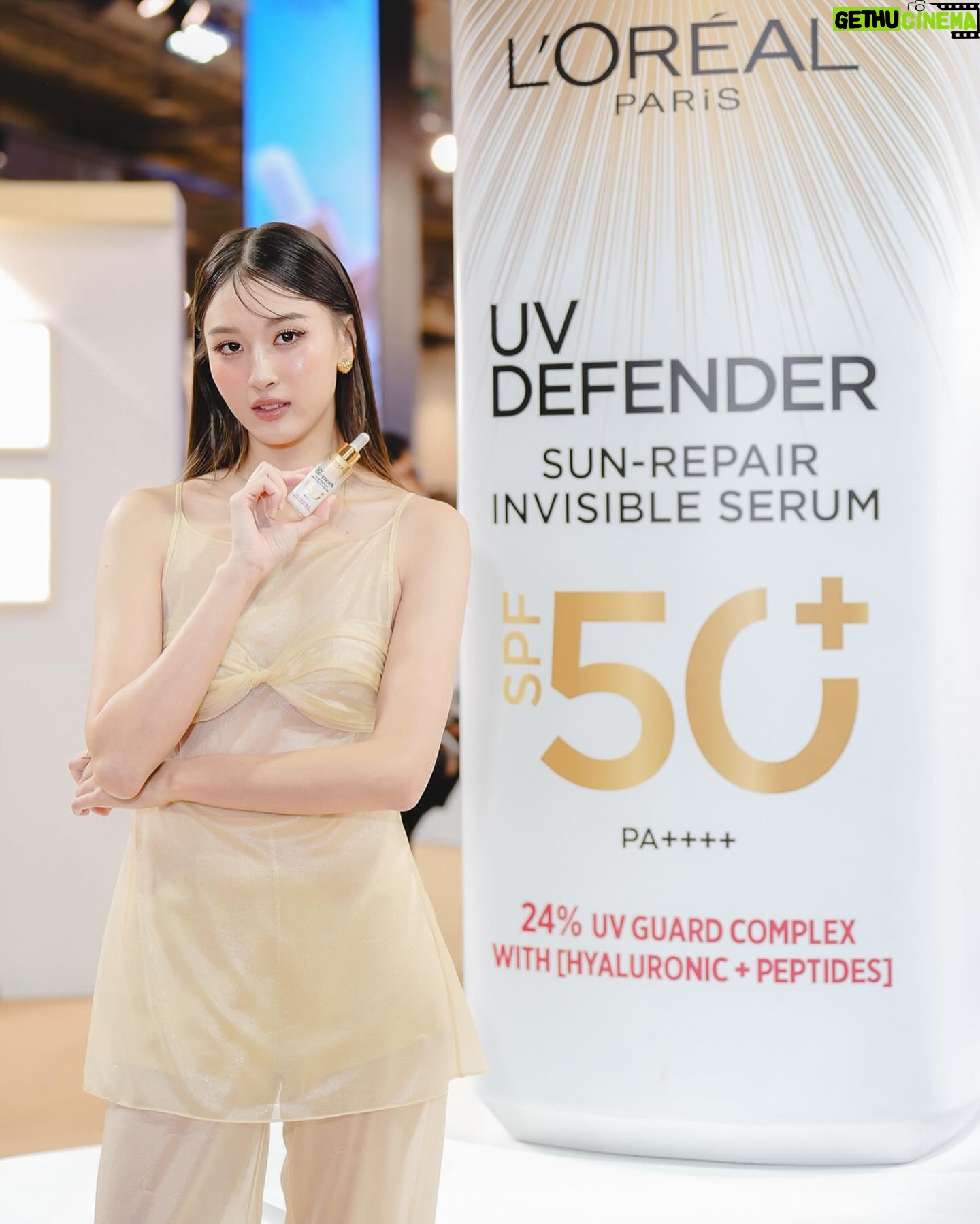 Benyapa Jeenprasom Instagram - ท้าแดดได้มั่นใจ ไร้ริ้วรอยและจุดด่าง้ำ ต้องขวดนี้ไงคะเคล็ดลับ L’Oreal Paris UV Defender Sun Repair Invisible Serum กันแดดเนื้อสัมผัสบางเบา ซึมไว ช่วยฟื้นบำรุงและปกป้อง 99%* ของสัญญาณผิวเสียจากแสงแดด ปกป้องขั้นสุดด้วย SPF50 PA ฟื้นบำรุงผิวเสีย ทั้งจุดด่างดำ ริ้วรอย ผิวหมองคล้ำจากแสงแดดด้วยไฮยา และ เปปไทด์ ตามไปท้าแดดด้วยกันค่ะ #LOrealParisTH #UVDefender #เซรั่มกันแดดตัวจริง