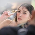 Benyapa Jeenprasom Instagram - ท้าแดดได้มั่นใจ ไร้ริ้วรอยและจุดด่าง้ำ ต้องขวดนี้ไงคะเคล็ดลับ L’Oreal Paris UV Defender Sun Repair Invisible Serum กันแดดเนื้อสัมผัสบางเบา ซึมไว ช่วยฟื้นบำรุงและปกป้อง 99%* ของสัญญาณผิวเสียจากแสงแดด ปกป้องขั้นสุดด้วย SPF50 PA ฟื้นบำรุงผิวเสีย ทั้งจุดด่างดำ ริ้วรอย ผิวหมองคล้ำจากแสงแดดด้วยไฮยา และ เปปไทด์ ตามไปท้าแดดด้วยกันค่ะ #LOrealParisTH #UVDefender #เซรั่มกันแดดตัวจริง
