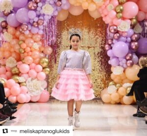 Beren Gökyıldız Instagram - #Repost @meliskaptanoglukids with @get_repost
・・・
🌟🌟 EVENT & RUNWAY SHOW at @galerieslafayetteistanbul ✨✨✨ defilemizde 23 adet birbirinden değerli modern zaman prensesi Galeries Lafayette 'de Melis Kaptanoğlu Kids'in yeni koleksiyonu Modern Regina için yürüdü... 🌟🌟