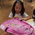 Beren Gökyıldız Instagram - Okulların açılmasına son 2 gün🤗 Ben de bugün okul çantamı ve su mataramı kendim tasarladım🎒🌈 🙋‍♀ Ben çok eğlendim💫🙆‍♀ hadi sen de kendine özel çanta tasarlamak istiyorsan Nike İstinye Park mağazasına gel🏃‍♀🤩 #Youreit #Sırasende #Justdoit #Nike