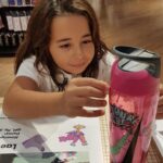 Beren Gökyıldız Instagram - Okulların açılmasına son 2 gün🤗 Ben de bugün okul çantamı ve su mataramı kendim tasarladım🎒🌈 🙋‍♀ Ben çok eğlendim💫🙆‍♀ hadi sen de kendine özel çanta tasarlamak istiyorsan Nike İstinye Park mağazasına gel🏃‍♀🤩 #Youreit #Sırasende #Justdoit #Nike