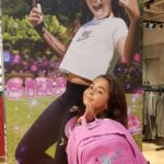 Beren Gökyıldız Instagram - Okulların açılmasına son 2 gün🤗 Ben de bugün okul çantamı ve su mataramı kendim tasarladım🎒🌈 🙋‍♀ Ben çok eğlendim💫🙆‍♀ hadi sen de kendine özel çanta tasarlamak istiyorsan Nike İstinye Park mağazasına gel🏃‍♀🤩 #Youreit #Sırasende #Justdoit #Nike