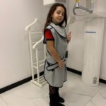 Beren Gökyıldız Instagram - Bugün birbirinden tatlı,enerjik tam 4 diş doktorum ile yeni yıla sağlıkla gülümsedik..☺️Dişlerimiz temizlendi çürük riski olan tüm dişlerime fissür🤔🥰uygulaması yapıldı.Ortodonti doktorum yeni bir tedaviye başladı sadece 6 ay sonra dişlerim daha düzgün görünecek💪 Güleryüzünüz ve ilginize sonsuz teşekkürler @denthillclinic 🙏💕 @sevda.sonmezer