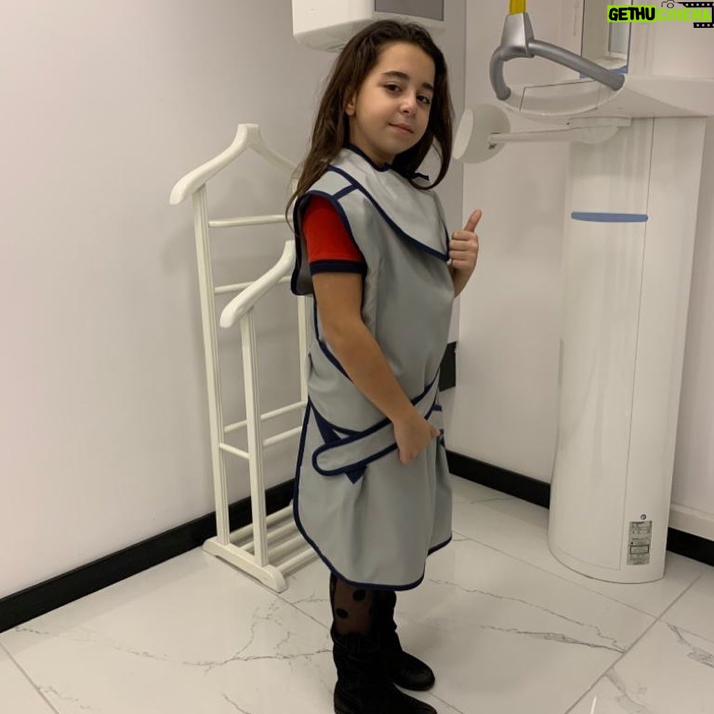 Beren Gökyıldız - 70.2K Likes - Bugün birbirinden tatlı,enerjik tam 4 diş doktorum ile yeni yıla sağlıkla gülümsedik..☺️Dişlerimiz temizlendi çürük riski olan tüm dişlerime fissür🤔🥰uygulaması yapıldı.Ortodonti doktorum yeni bir tedaviye başladı sadece 6 ay sonra dişlerim daha düzgün görünecek💪 Güleryüzünüz ve ilginize sonsuz teşekkürler @denthillclinic 🙏💕 @sevda.sonmezer