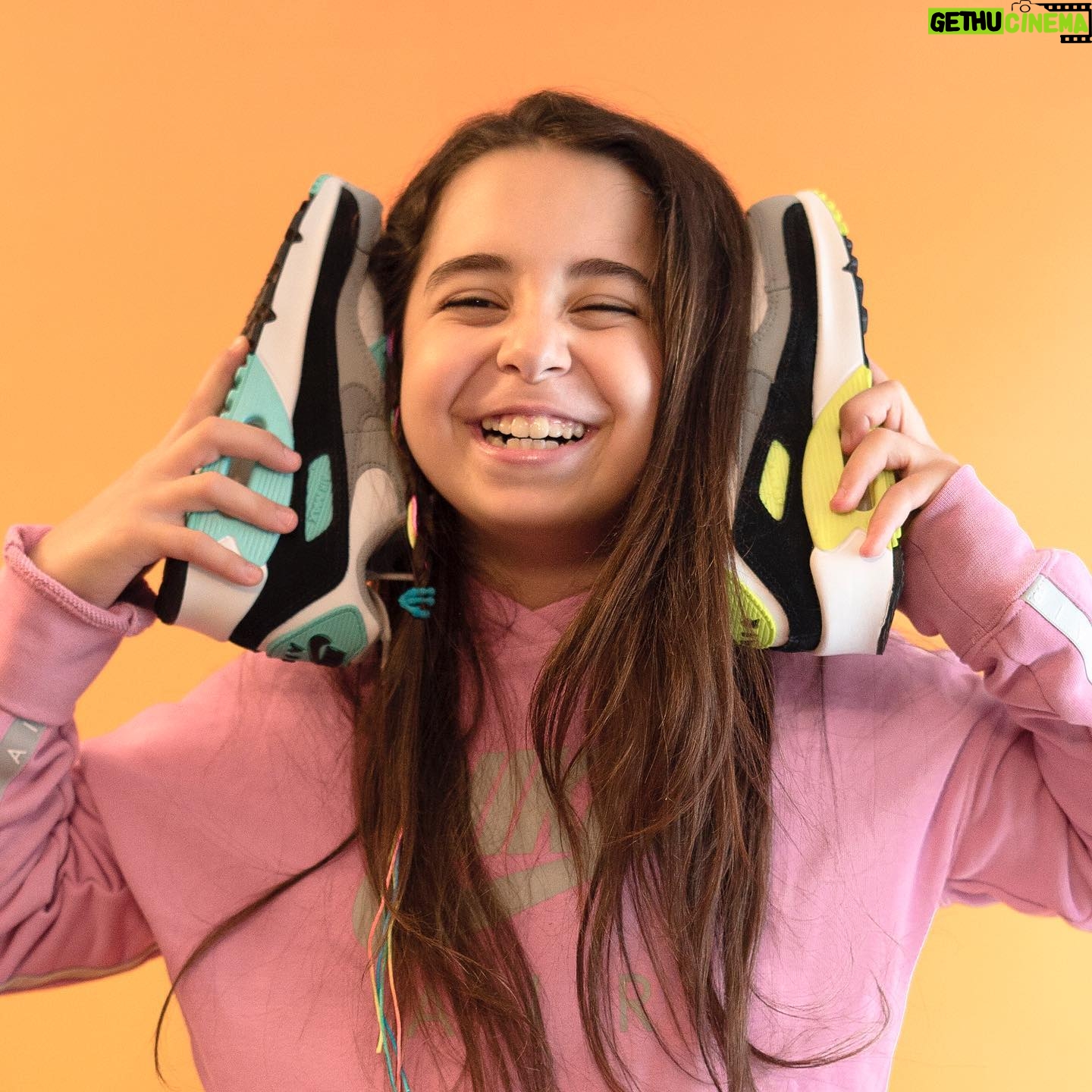 Beren Gökyıldız - 73.4K Likes - Renklerine bayıldığım Air Max 90 ayakkabıların bu yıl 30. yıldönümü kutlanıyor. Linkteki (http://bit.ly/airmax90quiz) minik quiz’i ebeveyninle birlikte cevaplayarak sen de bu ayakkabılardan bir tane kazanabilirsin😍Şansını artırmak için soruları cevaplarken yaratıcılığını konuştur😉🌈🚀 #airmax #nike