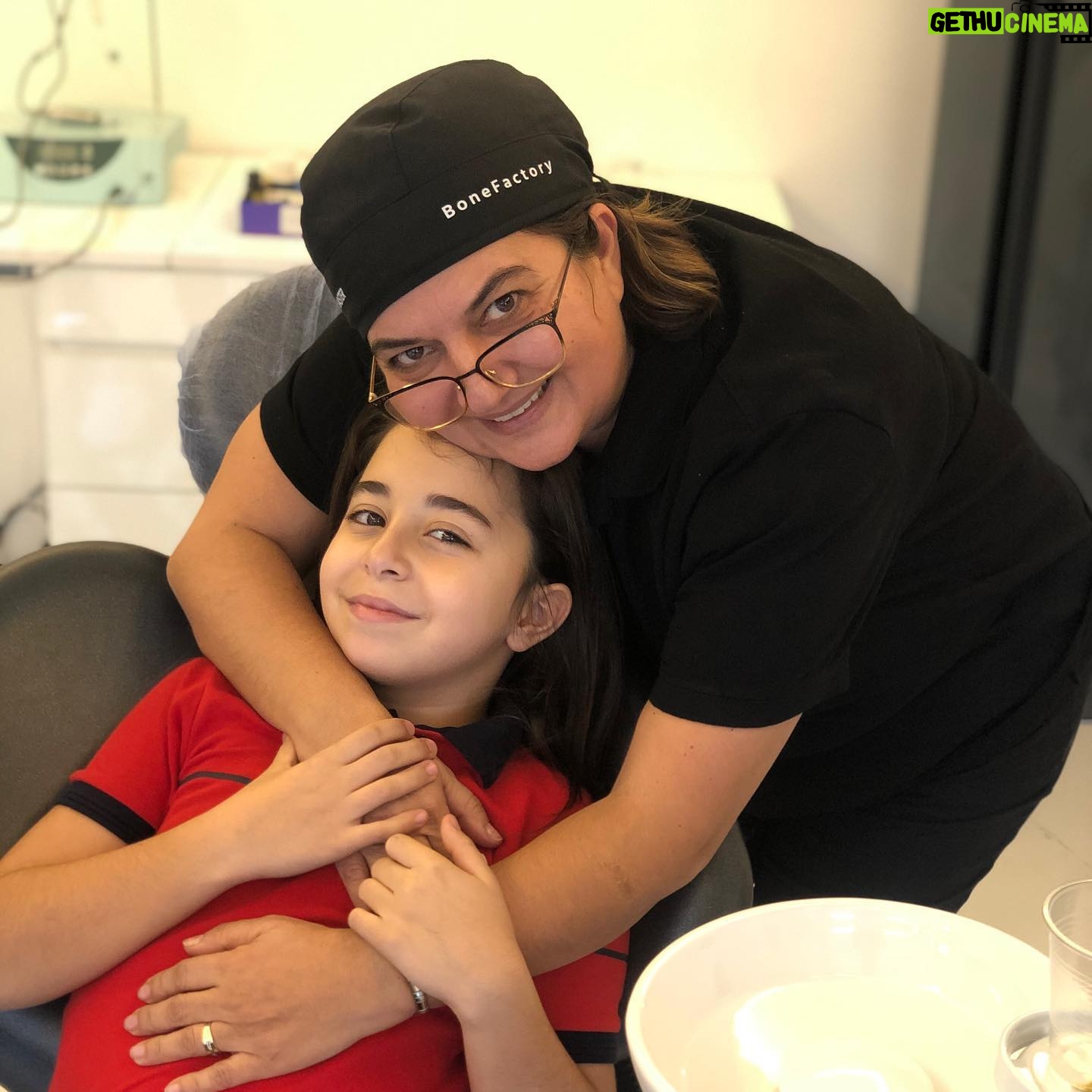 Beren Gökyıldız - 70.2K Likes - Bugün birbirinden tatlı,enerjik tam 4 diş doktorum ile yeni yıla sağlıkla gülümsedik..☺️Dişlerimiz temizlendi çürük riski olan tüm dişlerime fissür🤔🥰uygulaması yapıldı.Ortodonti doktorum yeni bir tedaviye başladı sadece 6 ay sonra dişlerim daha düzgün görünecek💪 Güleryüzünüz ve ilginize sonsuz teşekkürler @denthillclinic 🙏💕 @sevda.sonmezer
