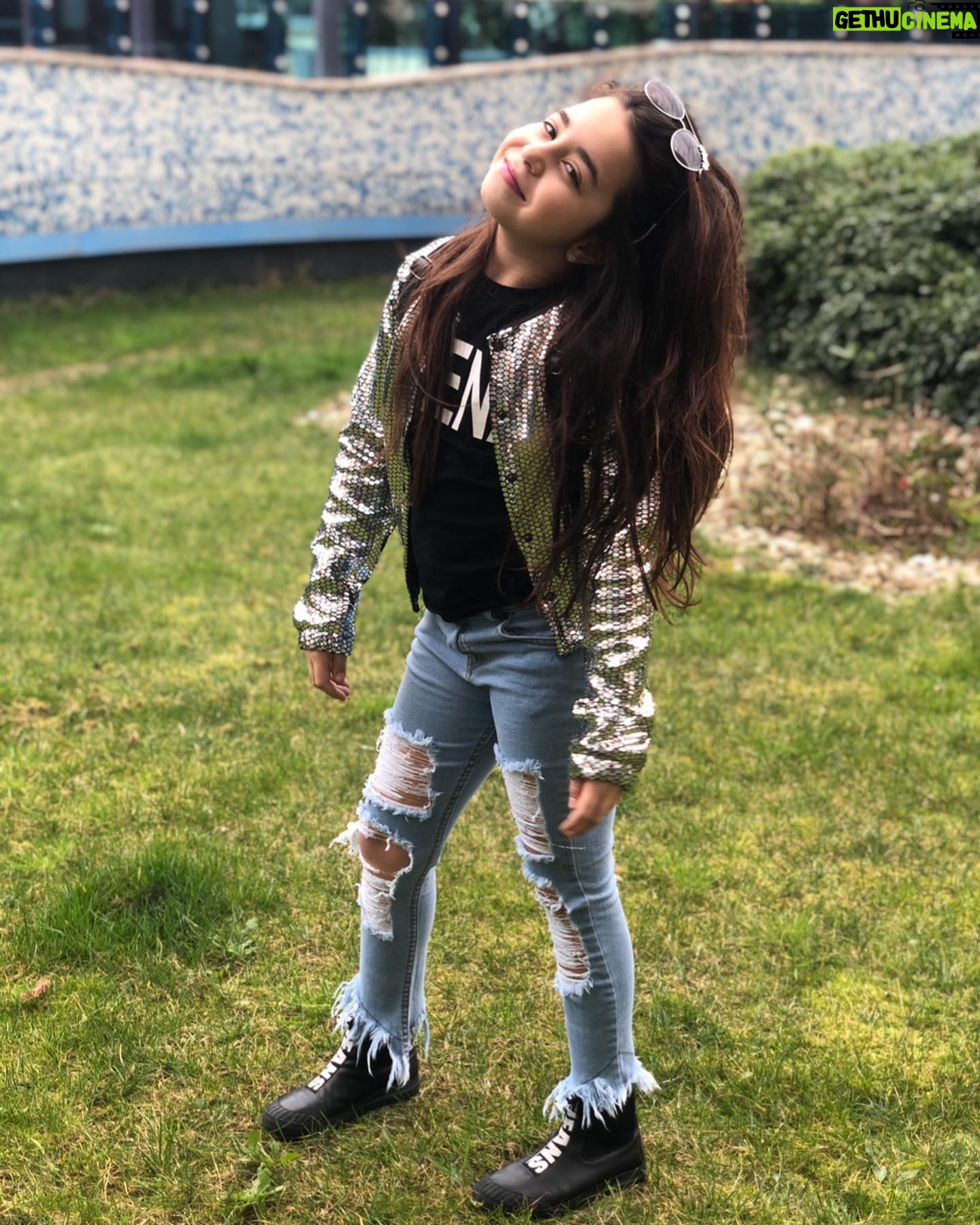 Beren Gökyıldız - 127.1K Likes - Bu güzel kombin için sevgili @hilal_akinci ya çok teşekkür ederiz❤️Evet kesinlikle Beren’in tarzı...👍👊