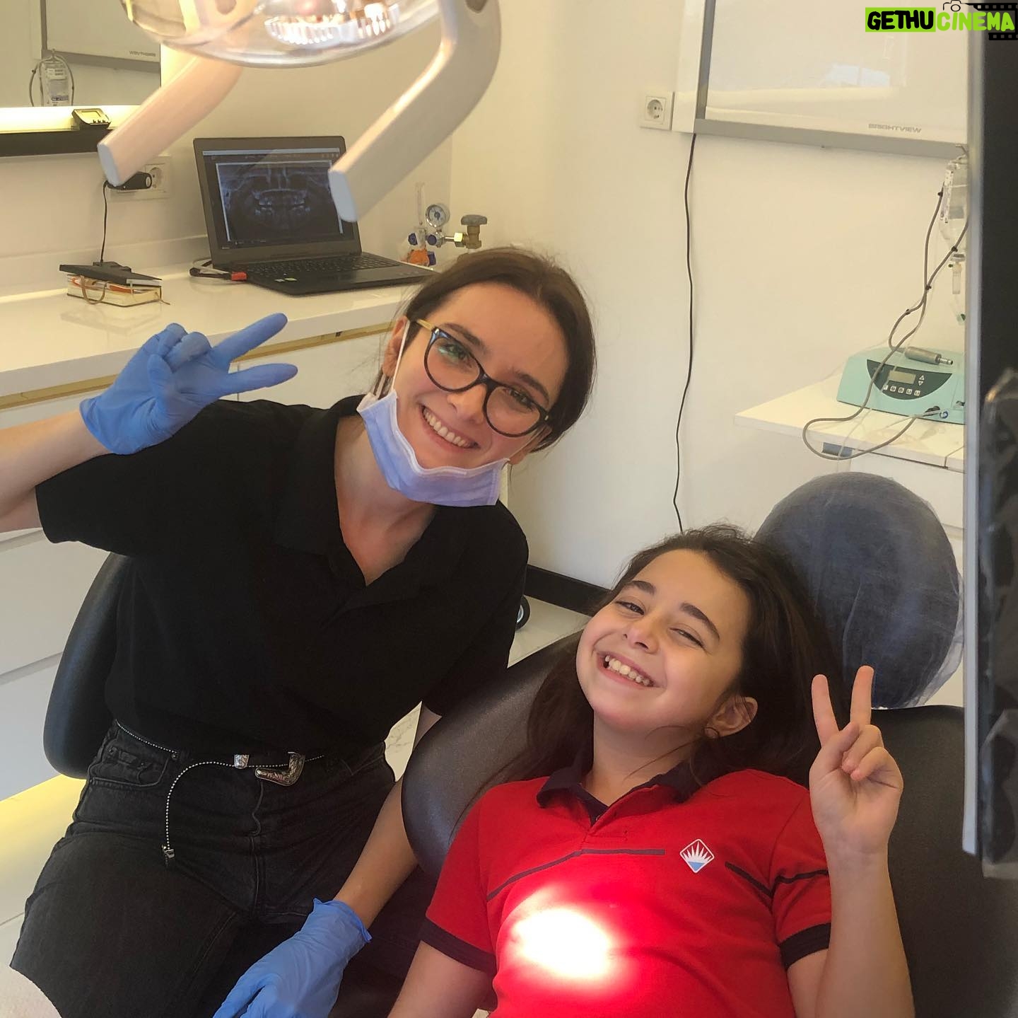 Beren Gökyıldız - 70.2K Likes - Bugün birbirinden tatlı,enerjik tam 4 diş doktorum ile yeni yıla sağlıkla gülümsedik..☺️Dişlerimiz temizlendi çürük riski olan tüm dişlerime fissür🤔🥰uygulaması yapıldı.Ortodonti doktorum yeni bir tedaviye başladı sadece 6 ay sonra dişlerim daha düzgün görünecek💪 Güleryüzünüz ve ilginize sonsuz teşekkürler @denthillclinic 🙏💕 @sevda.sonmezer