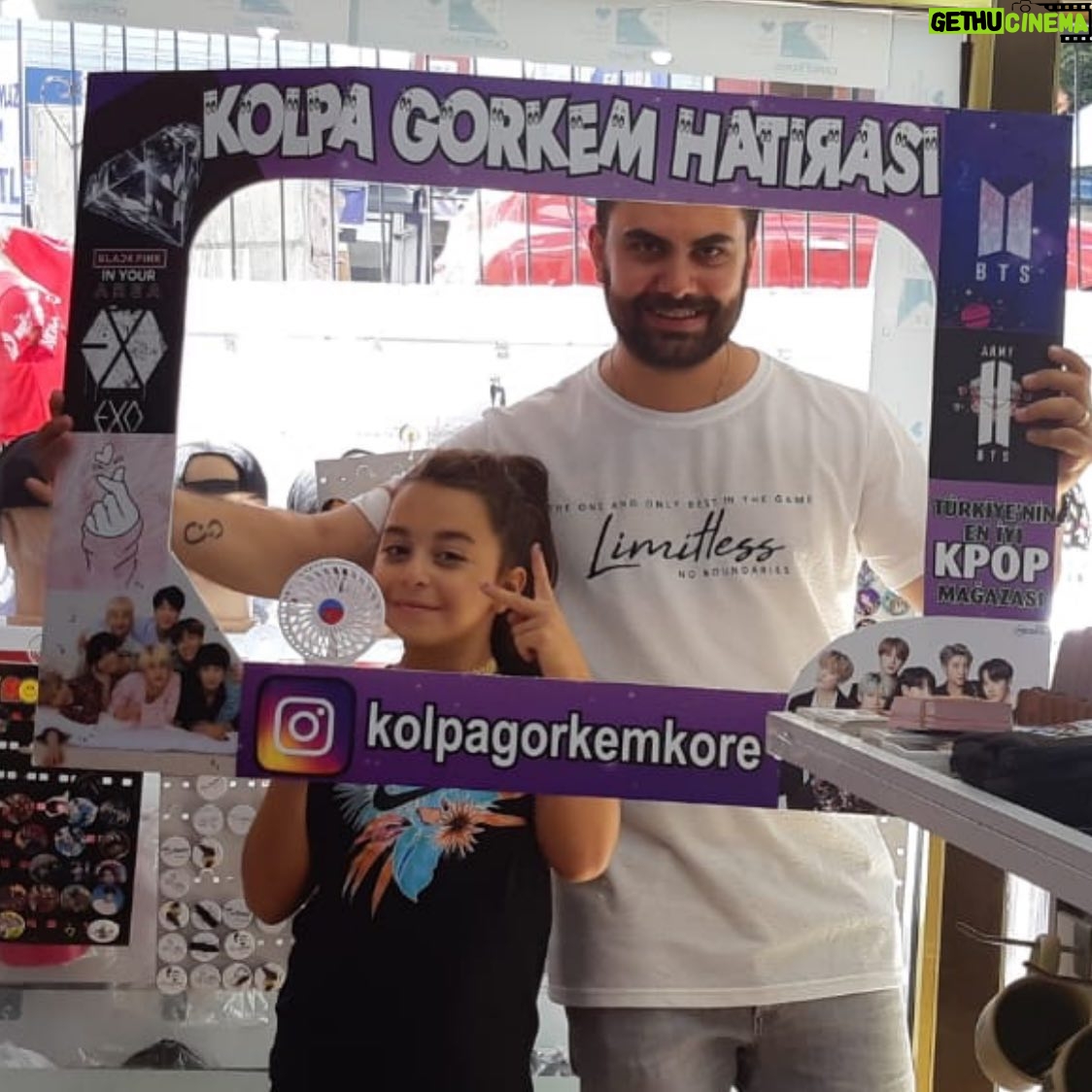 Beren Gökyıldız Instagram - Güzel hediyeleriniz için çok teşekkürler...Beren hepsine bayıldı😊 #kpop @kolpagorkemkore 🙏