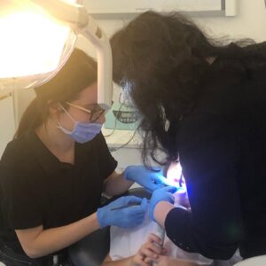 Beren Gökyıldız Instagram - Bugün birbirinden tatlı,enerjik tam 4 diş doktorum ile yeni yıla sağlıkla gülümsedik..☺️Dişlerimiz temizlendi çürük riski olan tüm dişlerime fissür🤔🥰uygulaması yapıldı.Ortodonti doktorum yeni bir tedaviye başladı sadece 6 ay sonra dişlerim daha düzgün görünecek💪 Güleryüzünüz ve ilginize sonsuz teşekkürler @denthillclinic 🙏💕 @sevda.sonmezer