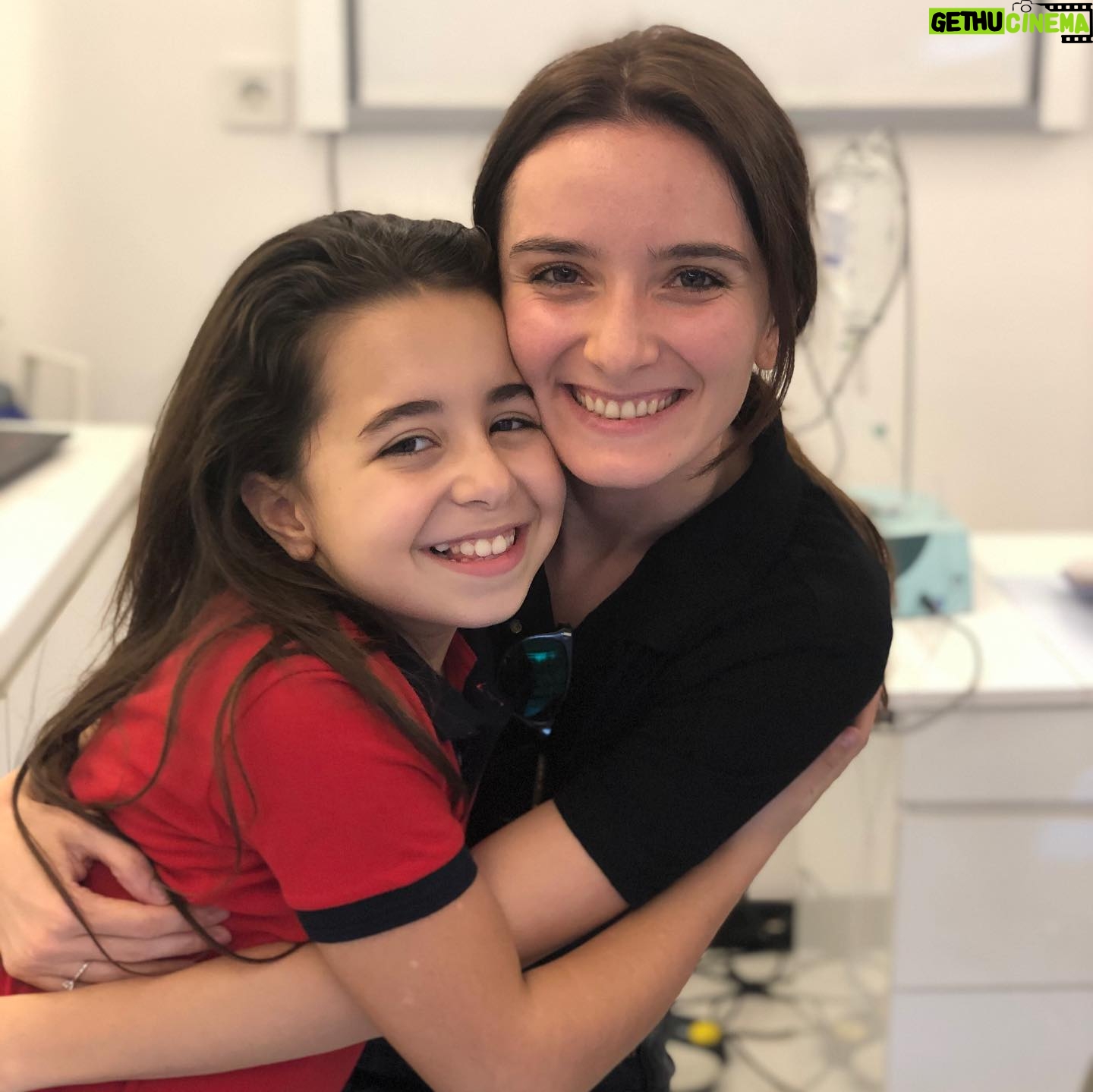 Beren Gökyıldız - 70.2K Likes - Bugün birbirinden tatlı,enerjik tam 4 diş doktorum ile yeni yıla sağlıkla gülümsedik..☺️Dişlerimiz temizlendi çürük riski olan tüm dişlerime fissür🤔🥰uygulaması yapıldı.Ortodonti doktorum yeni bir tedaviye başladı sadece 6 ay sonra dişlerim daha düzgün görünecek💪 Güleryüzünüz ve ilginize sonsuz teşekkürler @denthillclinic 🙏💕 @sevda.sonmezer