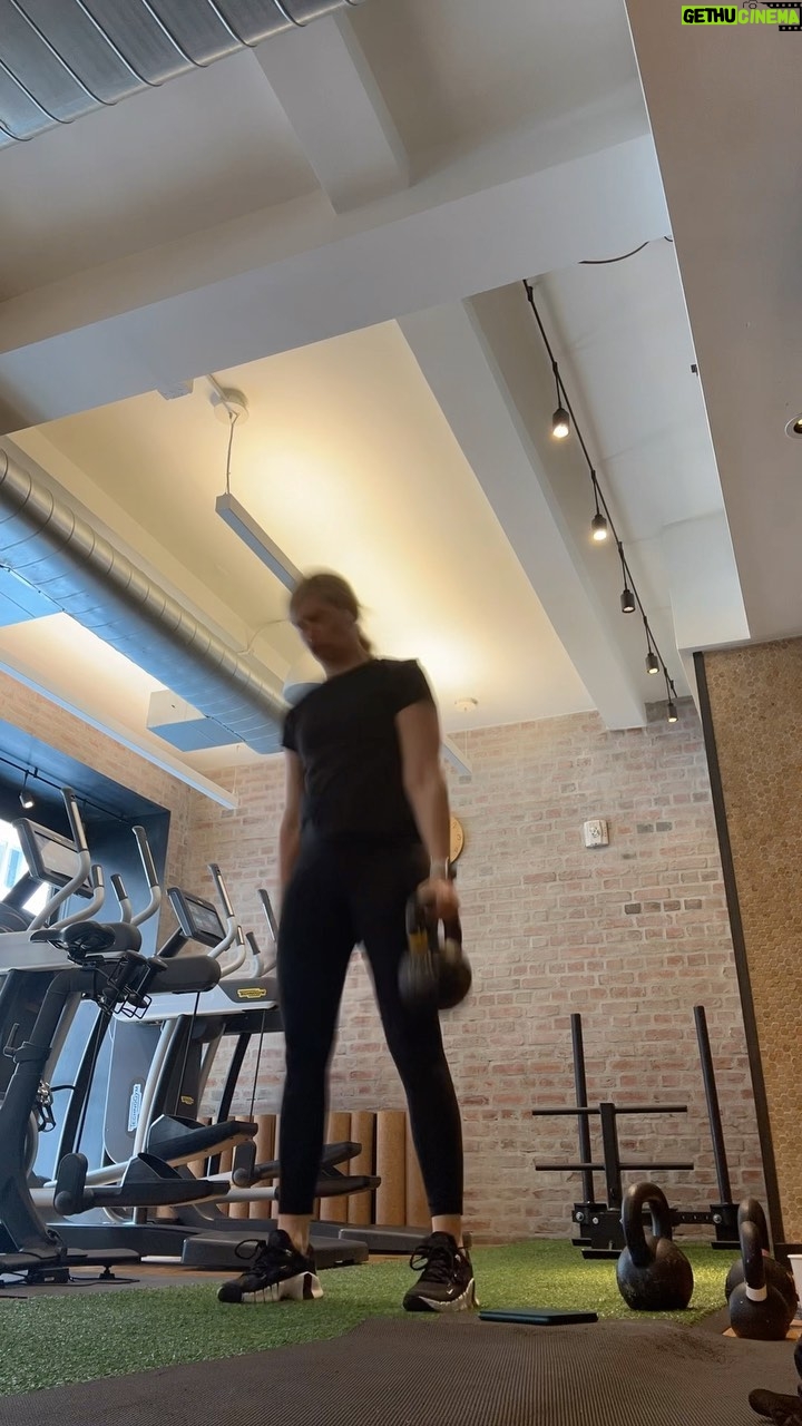 Beth Behrs Instagram - Thanks to @themarkmlawson I'm still getting strong even when I'm working out of town! 👏🏻💪🏻 thanks to @drinkorgain hydration powder for helping me survive these nyc summer days!
