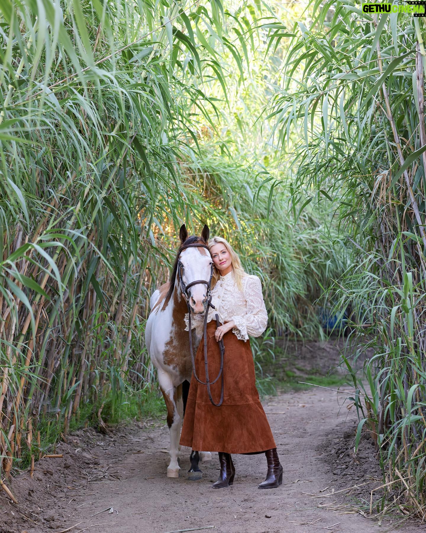 Beth Behrs Instagram - So proud to be on the cover of one of my favorite mags @sidelines_magazine this month ! Talking about the healing power of these beautiful animals, and my rescue mare #Belle! ๐ธ: @white.star.ranch