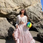 Betsey Johnson Instagram – Summer kitsch poll! Beach ball bag or pool float tote? 👇

💗🌊🧜‍♀️@chazlyn.yvonne