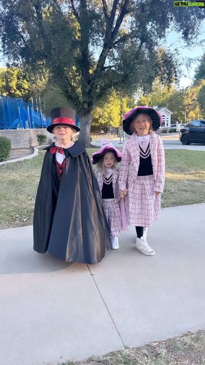 Beverley Mitchell Instagram - A little Halloween cuteness Courtesy of @chasingfireflies #happyhalloween #twinning