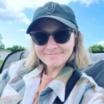 Beverley Mitchell Instagram - My fall uniform @cuts hat check✅ @nuudes.oficial tee ✅ @woolxwool shacket ✅ and not pictured my most comfortable jeans from @splendidla ✅ oh and of course my @alastinskincare sunscreen ✅ #fall #soccer #soccermom