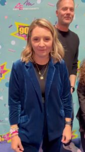 Beverley Mitchell Instagram - Trying out some 90s trends at #90scon So fun reconnecting with my fam and seeing old friends! @thats4ent well done on amazing event and to the fans! Thank you!!!!!🙏